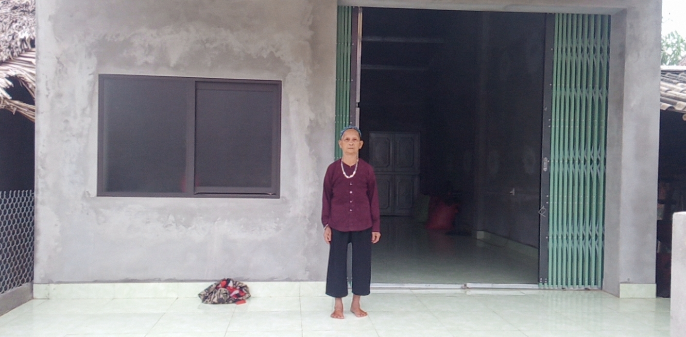 Bà Lý Thị Đẳng, dân tộc Dao, thôn Đập Dóm, xã Đông An (Văn Yên, Yên Bái) trong niềm vui nhận căn nhà mới