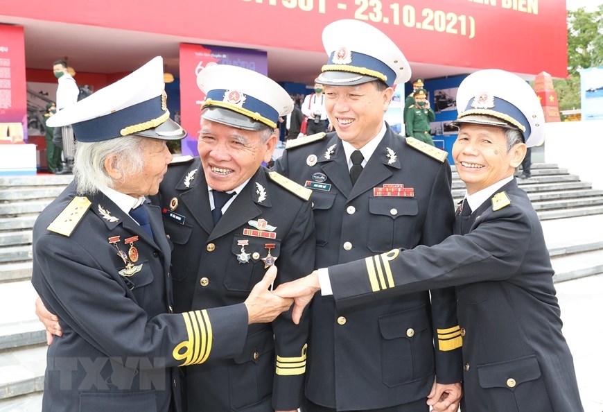Các cựu chiến binh Hải quân vui mừng gặp nhau tại buổi lễ. Ảnh: Trọng Đức/TTXVN