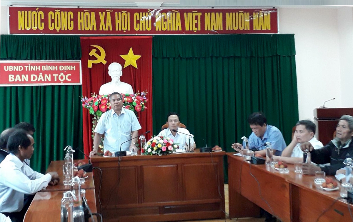 Ông Đinh Văn Lung, Trưởng ban Ban Dân tộc tỉnh Bình Định phát biểu tại buổi tiếp Đoàn Người có uy tín trong đồng bào DTTS huyện An Lão