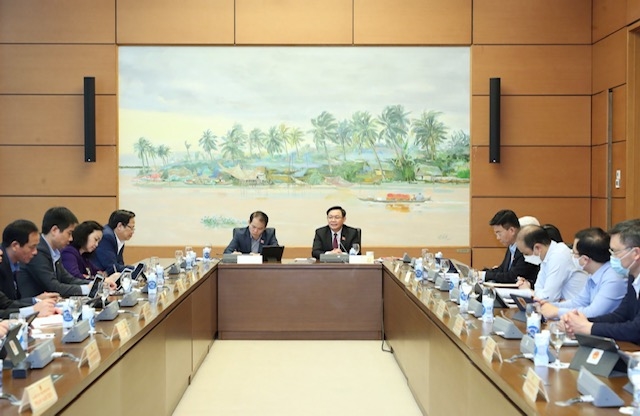 Chủ tịch Quốc hội Vương Đình Huệ thảo luận tại tổ đại biểu số 3. Ảnh: VGP/Nhật Bắc