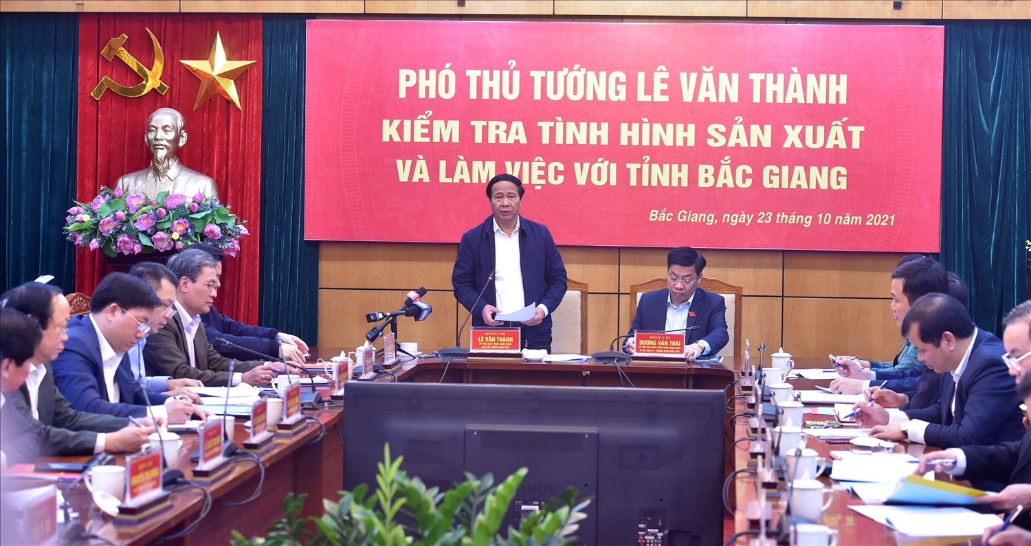 Phó Thủ tướng Lê Văn Thành nêu rõ tinh thần phục hồi nhanh nhưng cần đặc biệt chú trọng kiểm soát dịch bệnh, không để bùng phát dịch bệnh. Ảnh: VGP/Đức Tuân