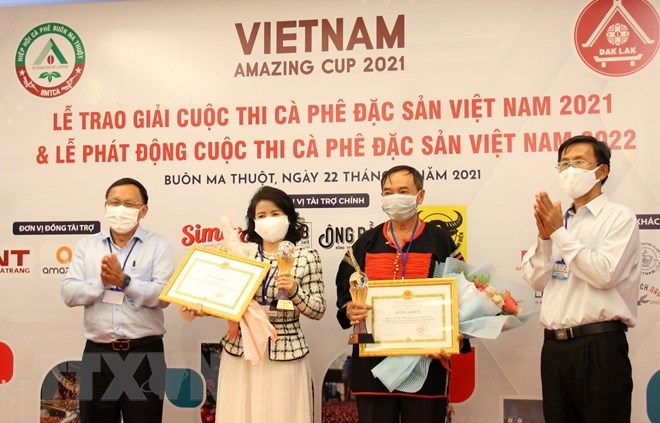 Ban tổ chức trao giải cho các đơn vị ở Đắk Lắk đạt giải Cà phê đặc sản Việt Nam 2021