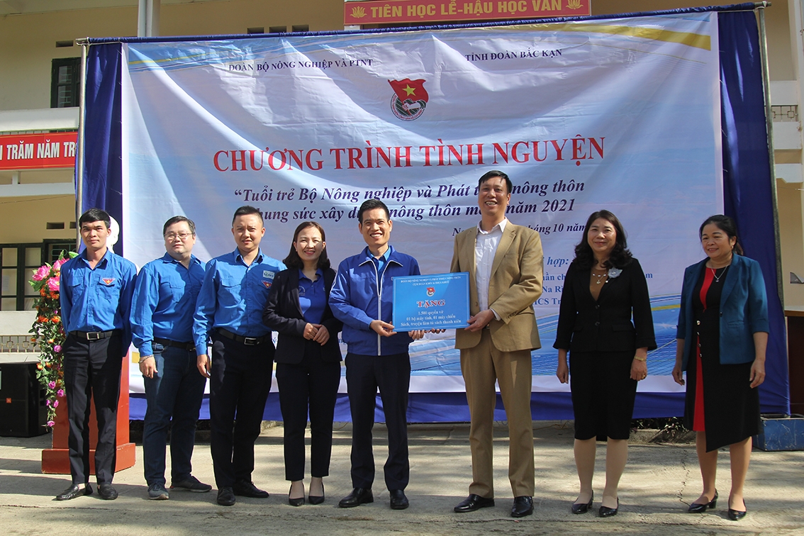 Đoàn thanh niên Bộ NN&PTNT tặng quà cho Trường THCS Trần Phú