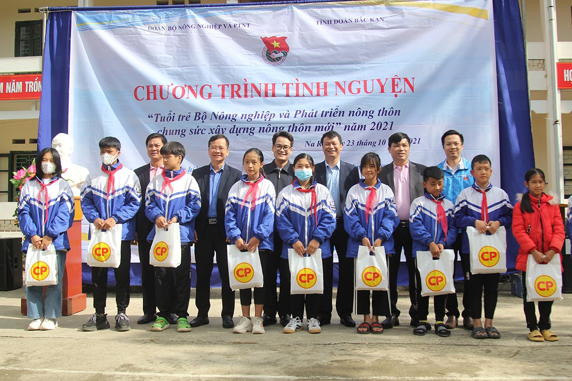 Đoàn thanh niên Bộ NN&PTNT tặng quà cho các em học sinh có hoàn cảnh khó khăn của Trường THCS Trần Phú