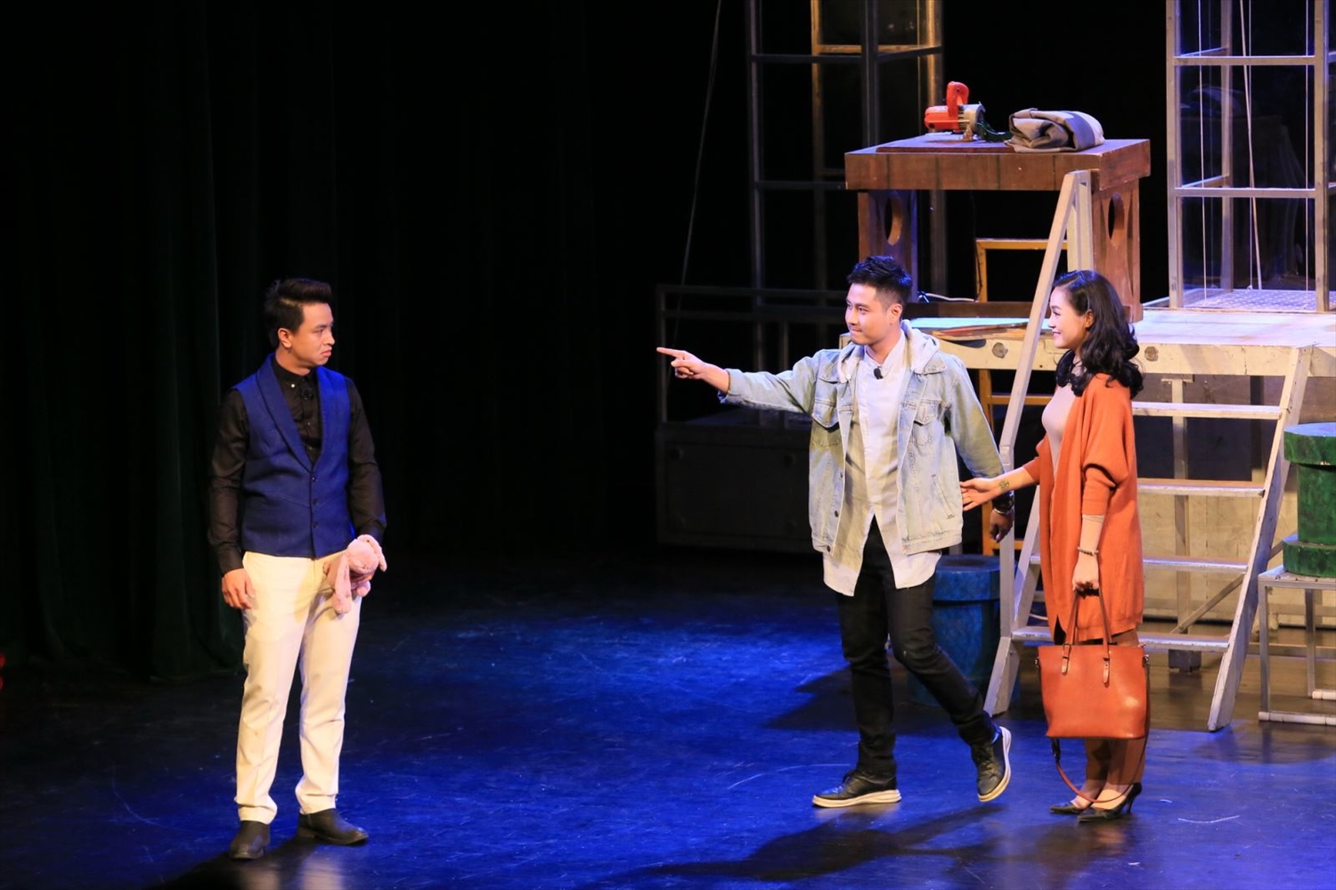Các diễn viên Nhà hát Tuổi trẻ trình diễn vở diễn "Hoa cúc xanh trên đầm lầy" của tác giải Lưu Quang Vũ
