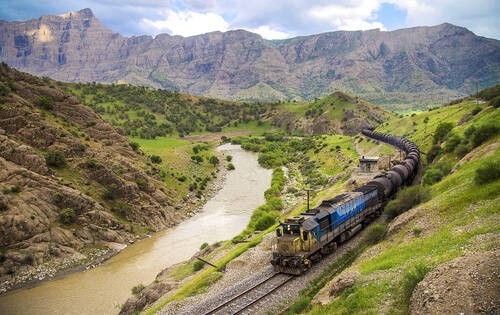 Đường sắt xuyên Iran bao gồm 224 đường hầm, 174 cầu cạn và 186 cây cầu nhỏ hơn. Trong ảnh: Tuyến Karun-Dorud, Lorestan. (Ảnh: Hossein Javadi/UNESCO)