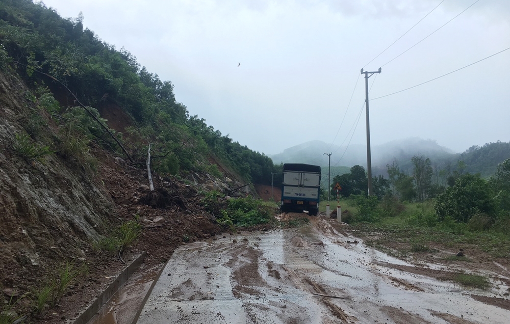  Nhiều điểm sạt lở trên tuyến đường liên xã An Trung và An Vinh, huyện An Lão (Bình Định) bị sạt lở