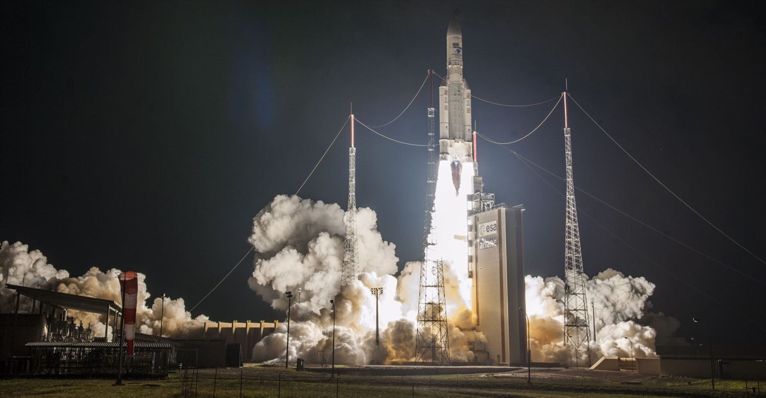 Tên lửa Ariane 5 được phóng đi từ bãi Kourou, Guiana, đưa vệ tinh Syracuse 4A vào quỹ đạo Trái Đất. Ảnh: everydayastronaut.com