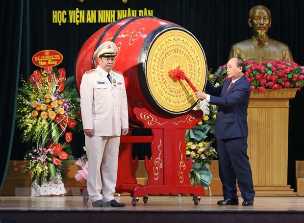 Chủ tịch nước Nguyễn Xuân Phúc đánh trống khai giảng năm học 2021-2022 của Học viện An ninh nhân dân. (Ảnh: Phạm Kiên/TTXVN)