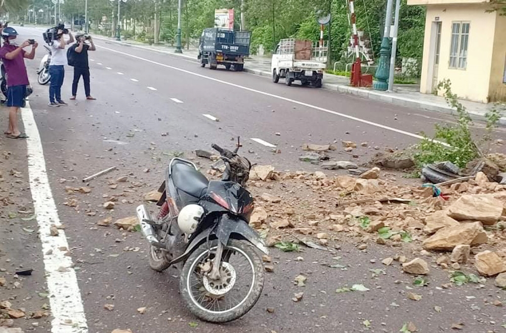 Xe máy của người đi đường bị đá rơi trúng