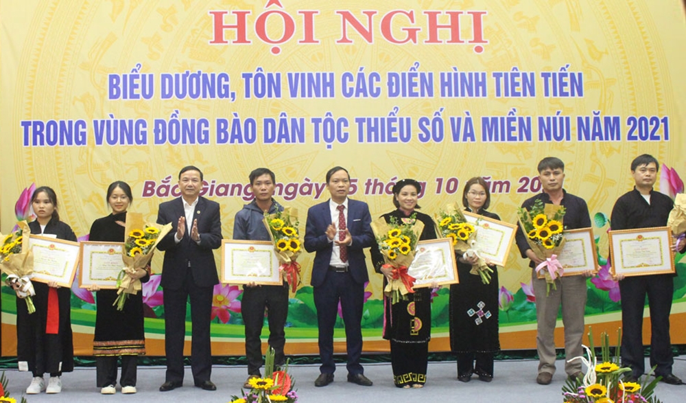 Trưởng Ban Dân tộc tỉnh Bắc Giang Vi Thanh Quyền trao Giấy khen cho 40 cá nhân tiêu biểu (Ảnh: Sỹ Quyết)
