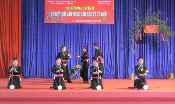 Biểu diễn điệu múa đàn tính truyền thống của dân tộc Tày trong ngày lễ