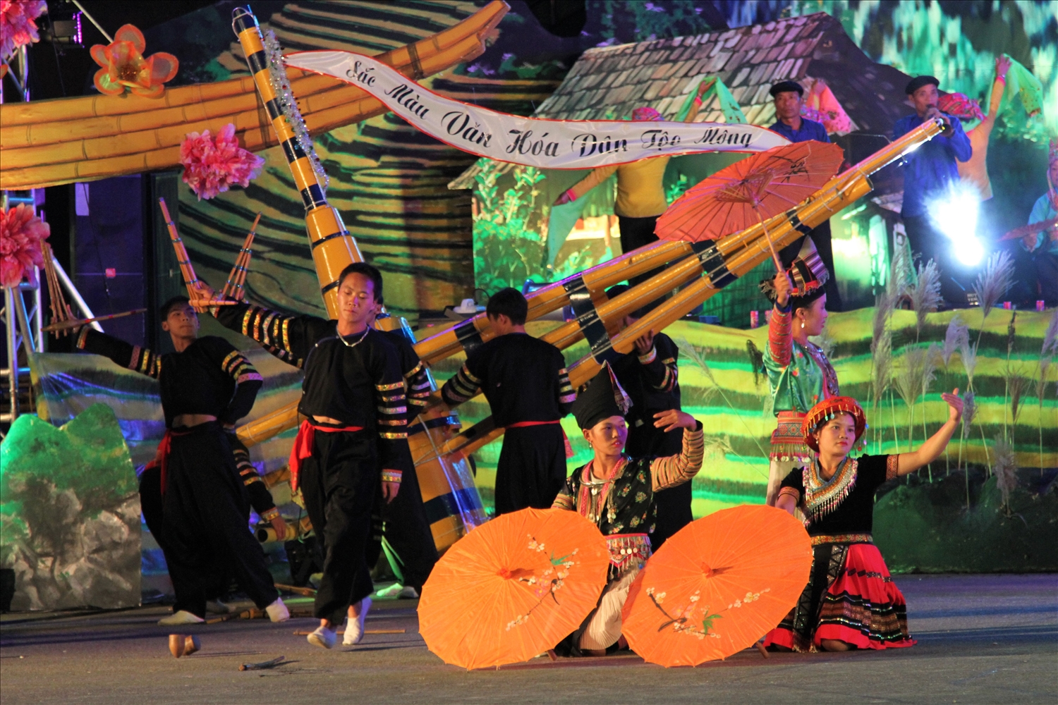 Khèn và dân ca Mông được tái hiện trên các sân khấu là điểm nhấn thu hút khách du lịch.