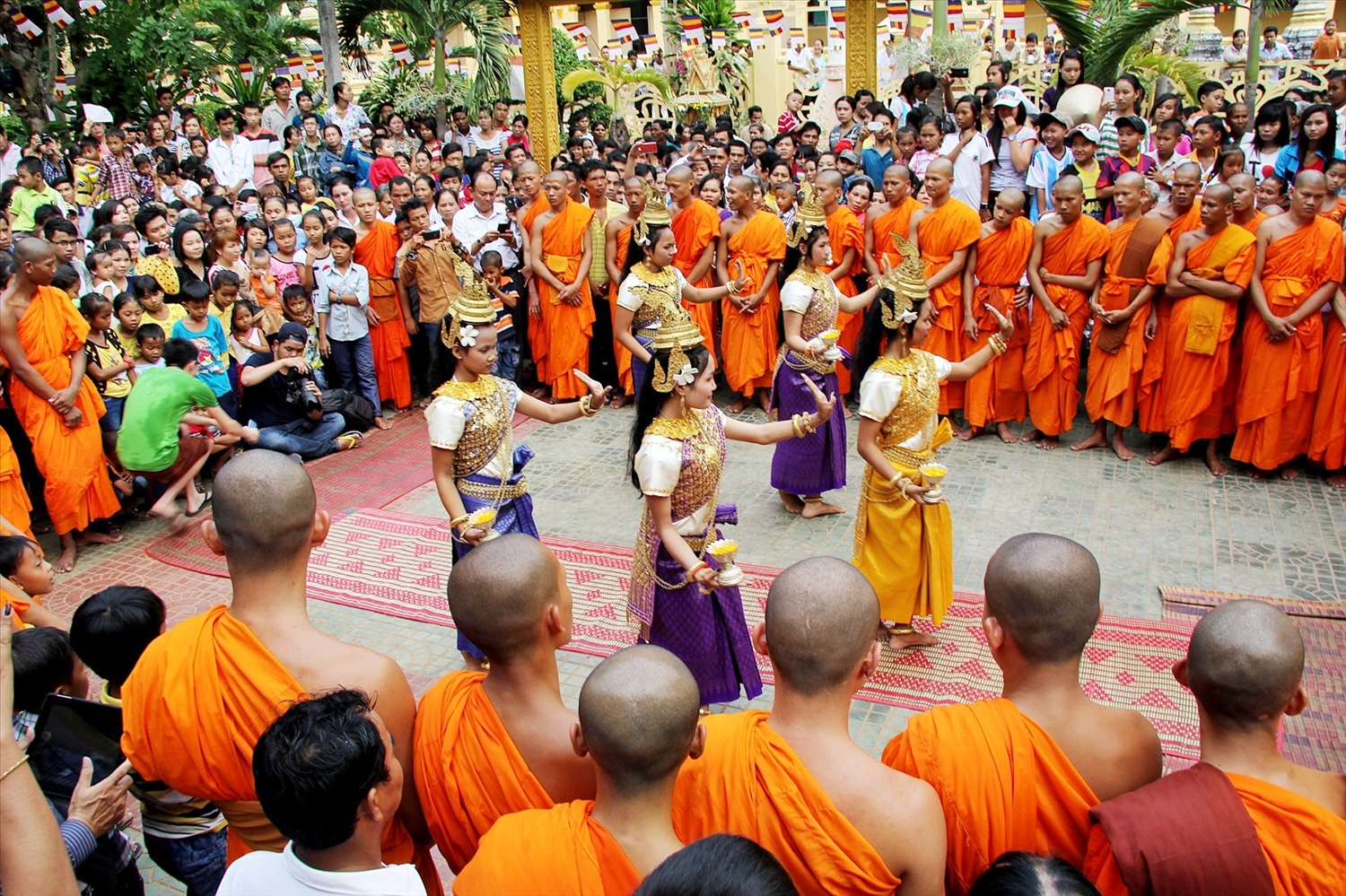 Một hoạt động mừng Tết Chôl Chnăm Thmây tại một ngôi chùa Khmer ở Trà Vinh trong năm 2019. Ảnh: Duy Quang