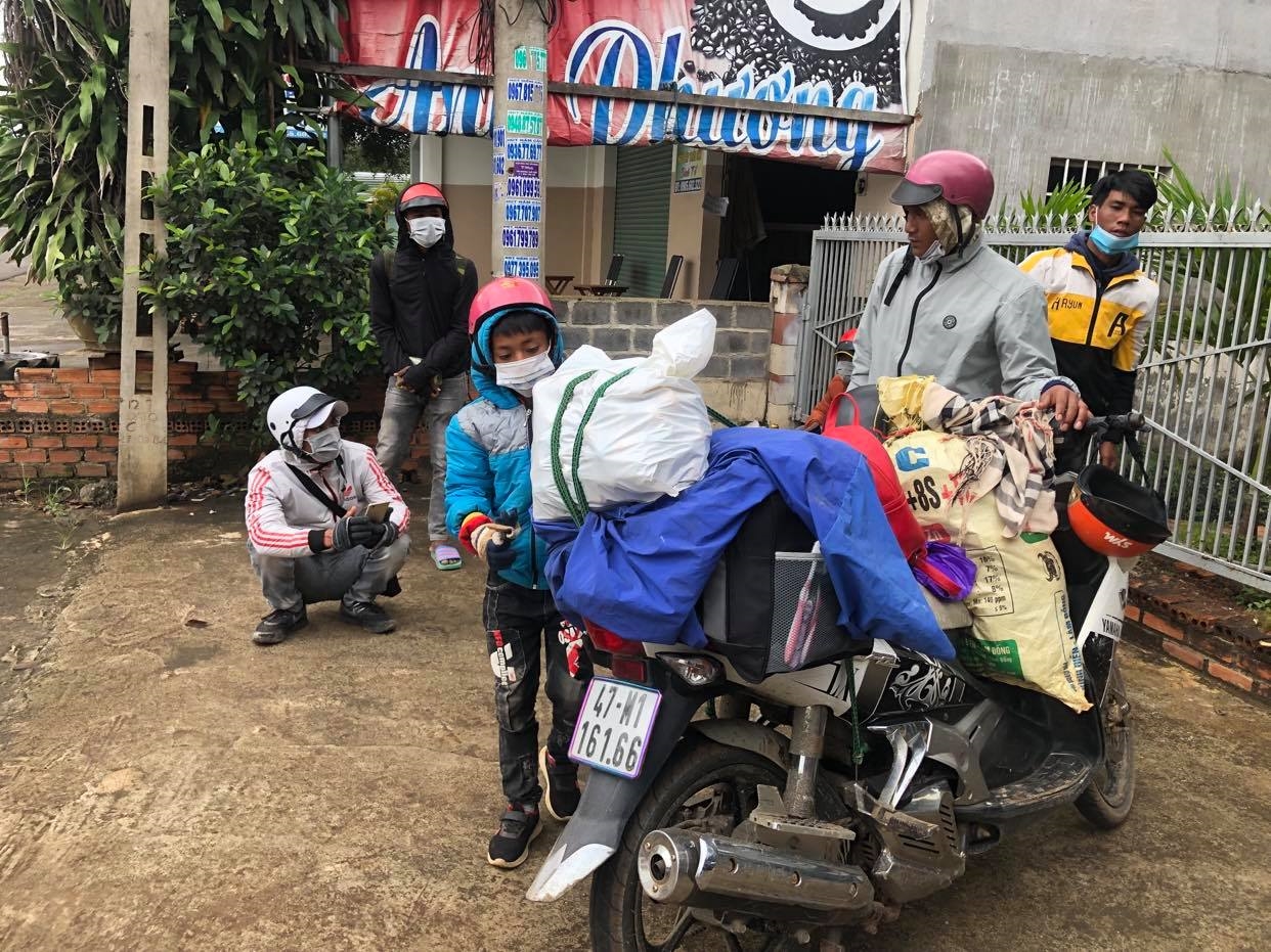 Y’Vôn Niê ở Buôn TLan, xã Cư Pơng, huyện Krông Buk, Đắk Lắk đứng chờ bạn khai báo y tế để tiếp tục cuộc hành trình