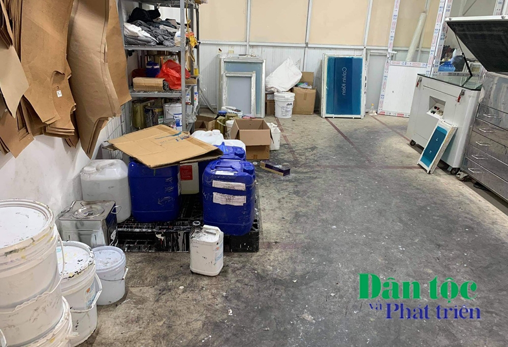 Khu để hóa chất, mực in trong xưởng in của Công ty TNHH S&D đóng tại xã Quảng Hợp, huyện Quảng Xương(Thanh Hóa)