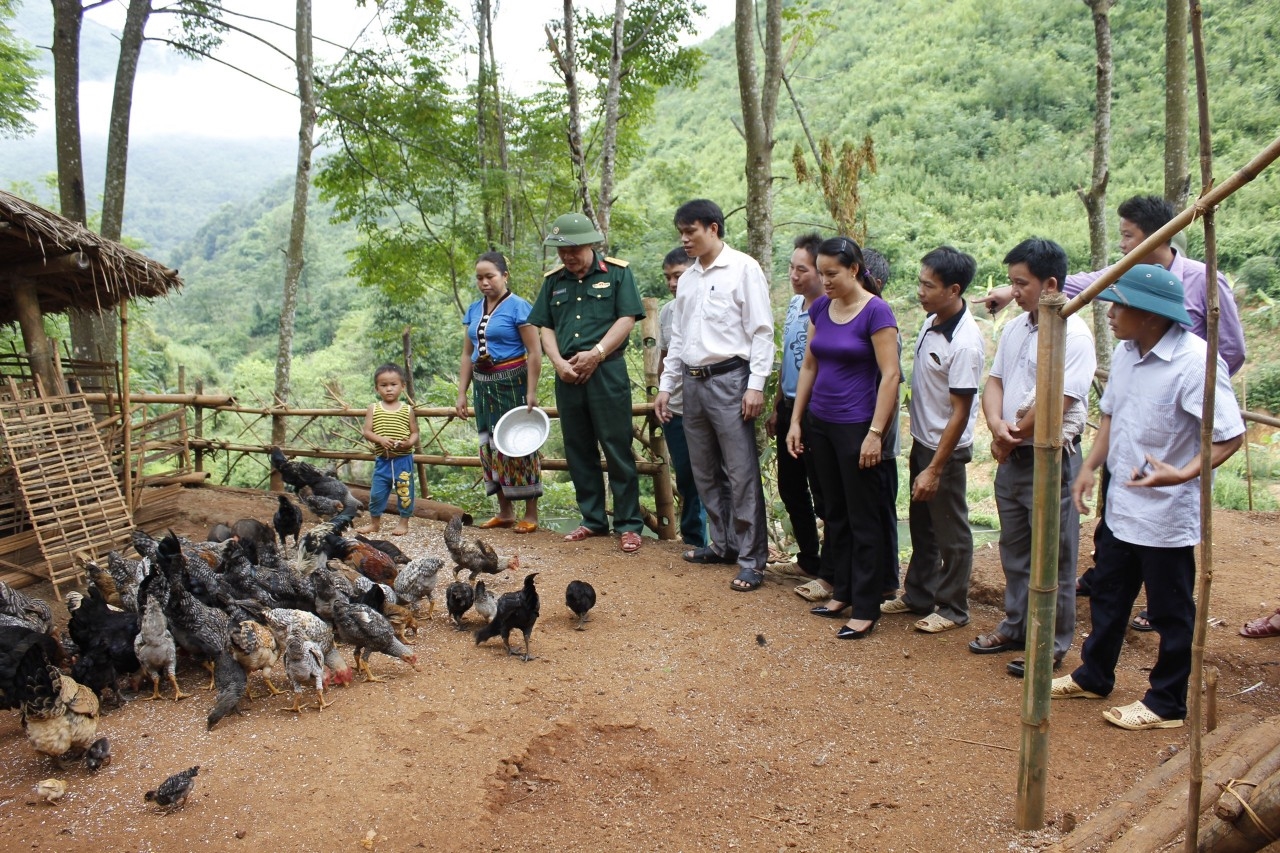 Cán bộ Đoàn KT-QP 5 cùng Cấp ủy, chính quyền địa phương xã Mường Chanh kiểm tra mô hình nuôi gà của hộ đôgnf bào dân tộc Thái