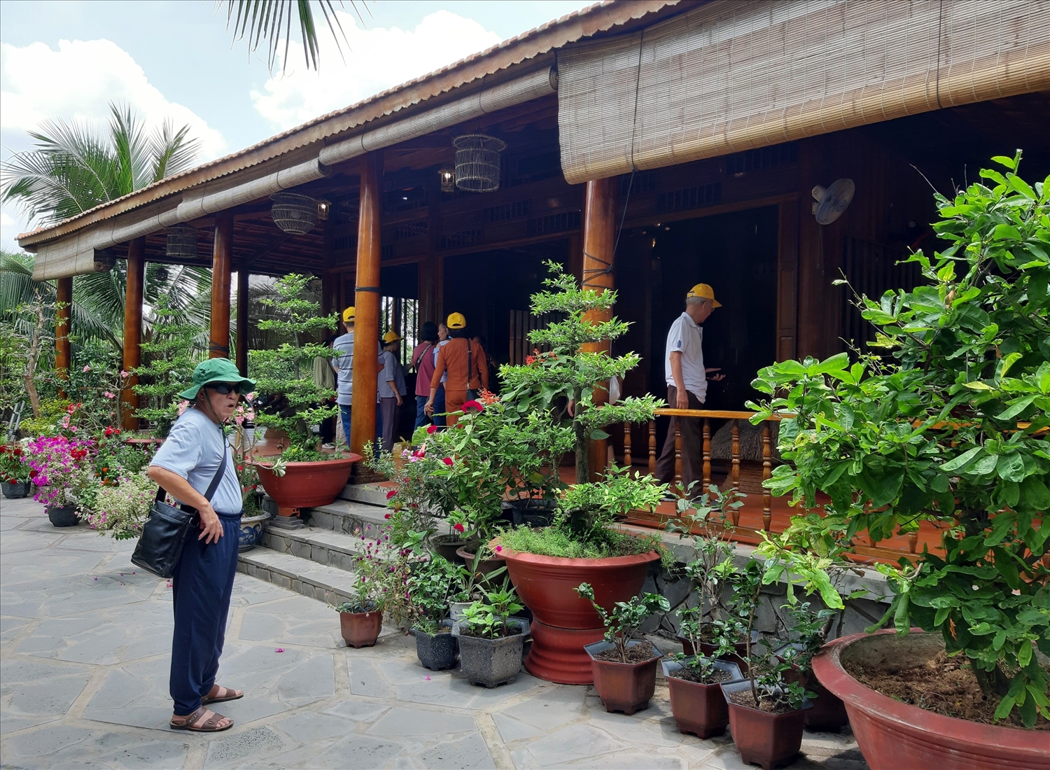 Du khách đến tham quan Coco Home (nhà dừa) ở ấp Hòa Quý, xã Hòa Ninh, huyện Long Hồ