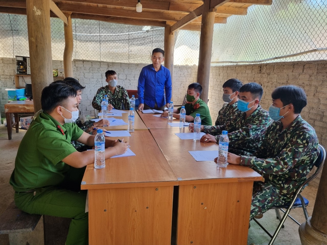 Anh Lường Văn Bình (áo xanh) chủ trì cuộc họp, triển khai kế hoạch tuần của Tổ an ninh tự quản bản Lĩnh.