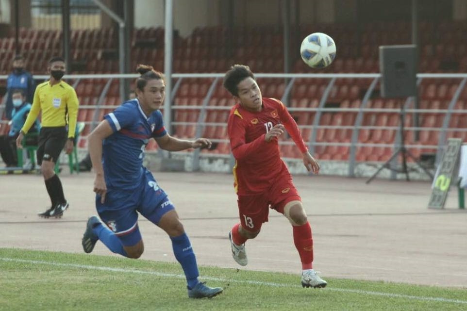 Tuyển U23 Việt Nam (phải) khởi đầu vòng loại U23 châu Á 2022 bằng một chiến thắng. Ảnh: VFF