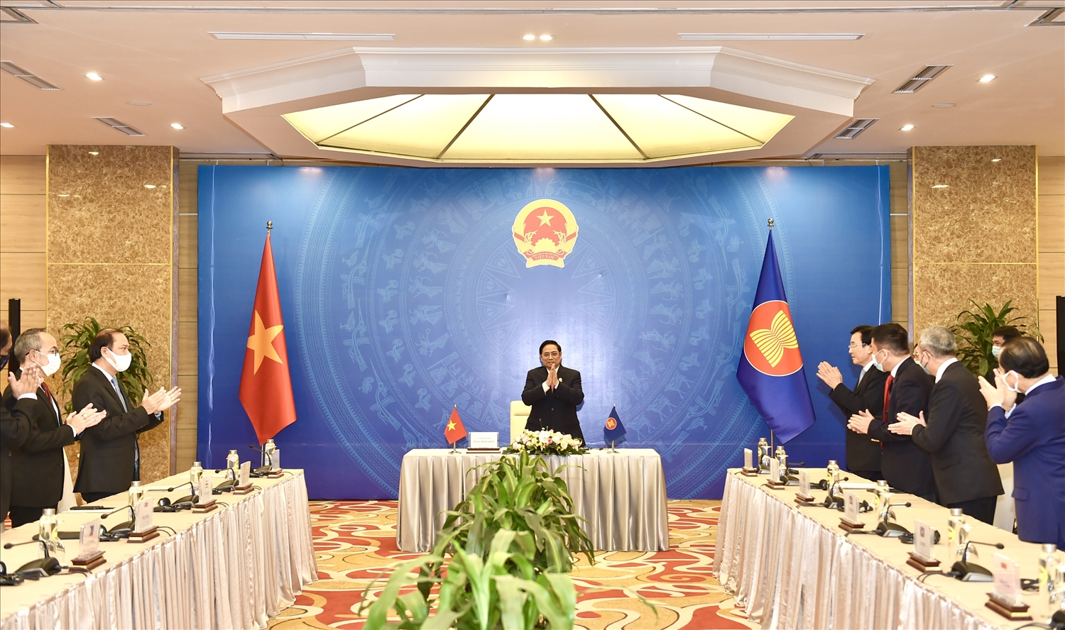 Thủ tướng Phạm Minh Chính bày tỏ cảm ơn các Đại sứ, Đại biện đã cảm thông và chia sẻ cùng Việt Nam trải qua giai đoạn khó khăn do dịch bệnh. Ảnh: VGP/Nhật Bắc
