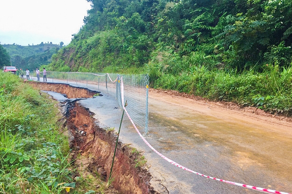  Đoạn đường sụt lún địa phận bon B’Dơng, xã Đắk Som tạm thời khắc phục bằng lưới B 40