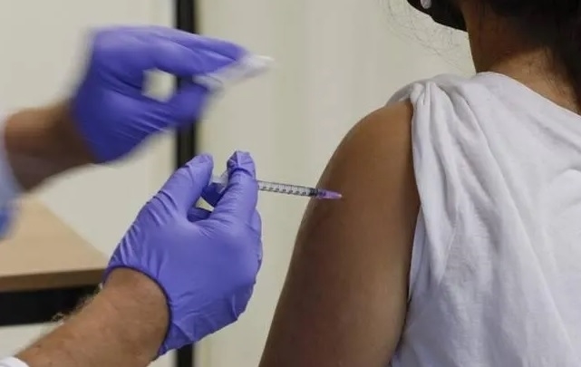 Các quốc gia đang nỗ lực đẩy nhanh tiêm vaccine phòng COVID-19. (Ảnh: AFP)