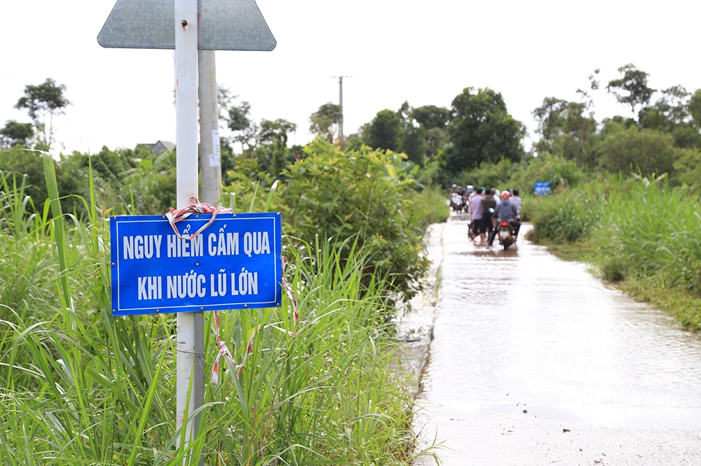 Huyện Krông Nô cắm các biển báo nguy hiểm tại một số khu vực ngập lụt