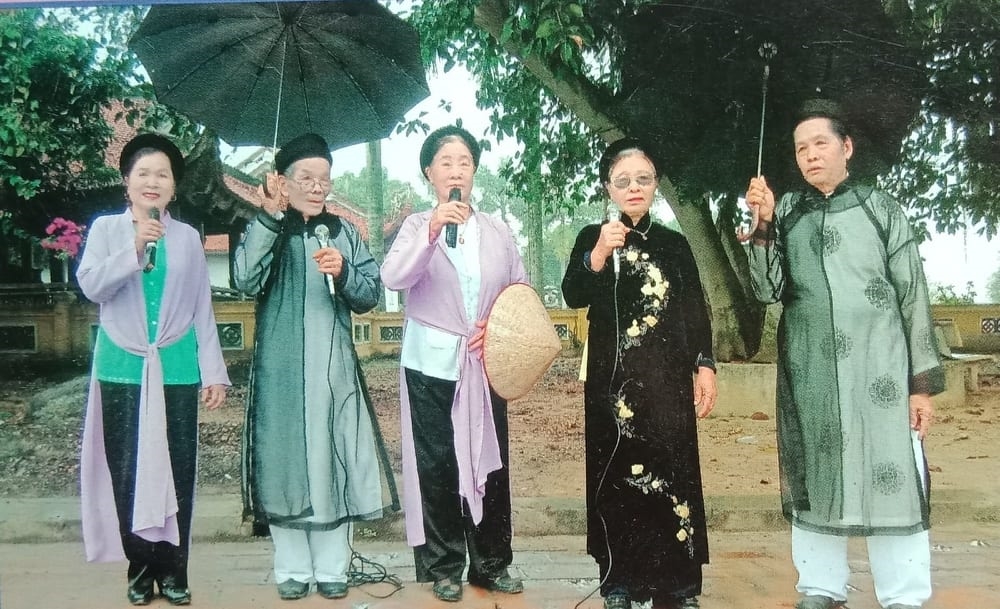 Nghệ nhân Ngô Đăng Nhuận (đứng thứ hai bên trái) cùng các thành viên Câu lạc bộ biểu diễn hát đúm