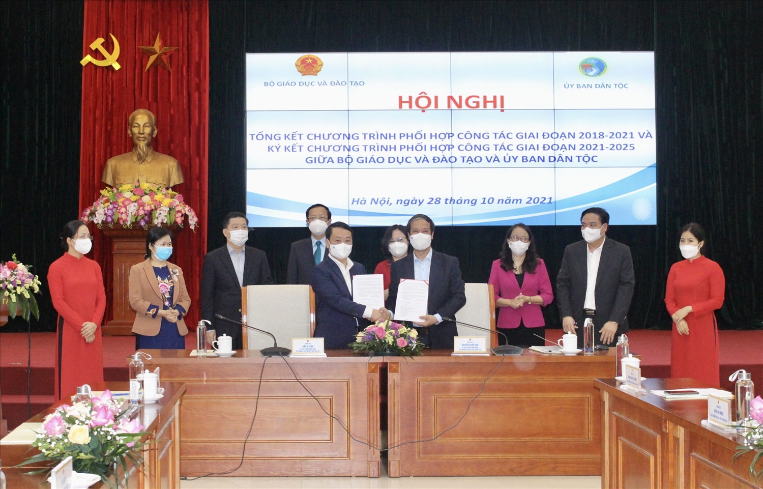Bộ trưởng, Chủ nhiệm UBDT Hầu A Lềnh và Bộ trưởng Bộ GD&ĐT Nguyễn Kim Sơn ký kết Chương trình phối hợp công tác giai đoạn 2021-2025