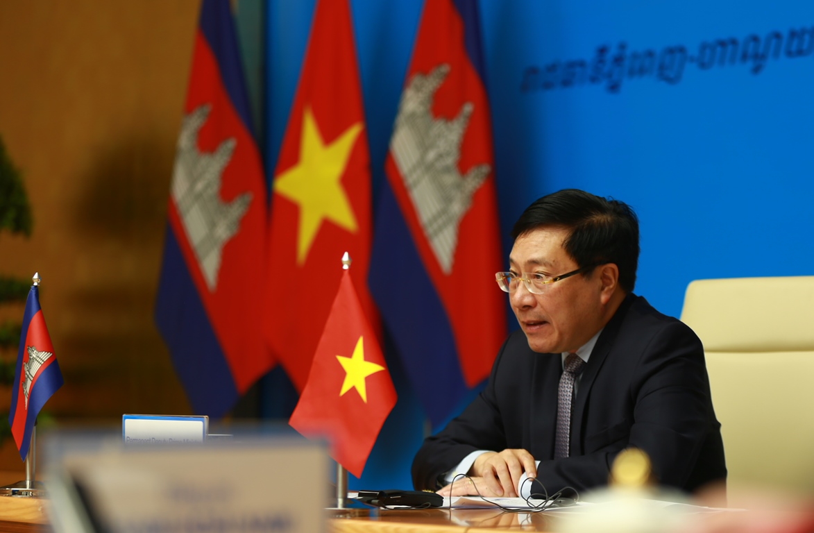 Phó Thủ tướng Bình Minh và Phó Thủ tướng Sar Kheng bày tỏ vui mừng về sự phát triển tích cực của quan hệ Việt Nam-Campuchia thời gian qua. Ảnh: VGP/Hải Minh