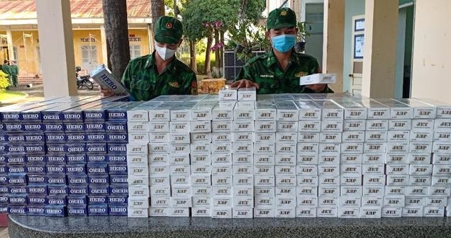 Các chiến sĩ Đồn Biên phòng cửa khẩu Quốc tế Xa Mát kiểm đếm tang vật 8.070 gói thuốc lá bắt giữ rạng sáng ngày 28/10. Ảnh: Lê Quân