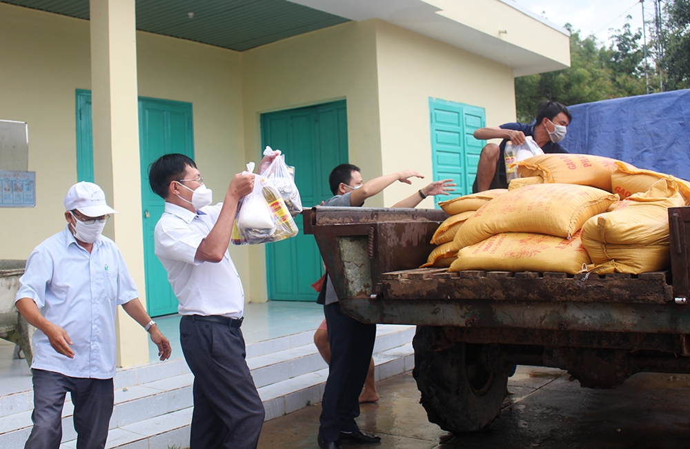 Ban Dân tộc tỉnh Bình Thuận tích cực hỗ trợ lương thực cho đồng bào DTTS