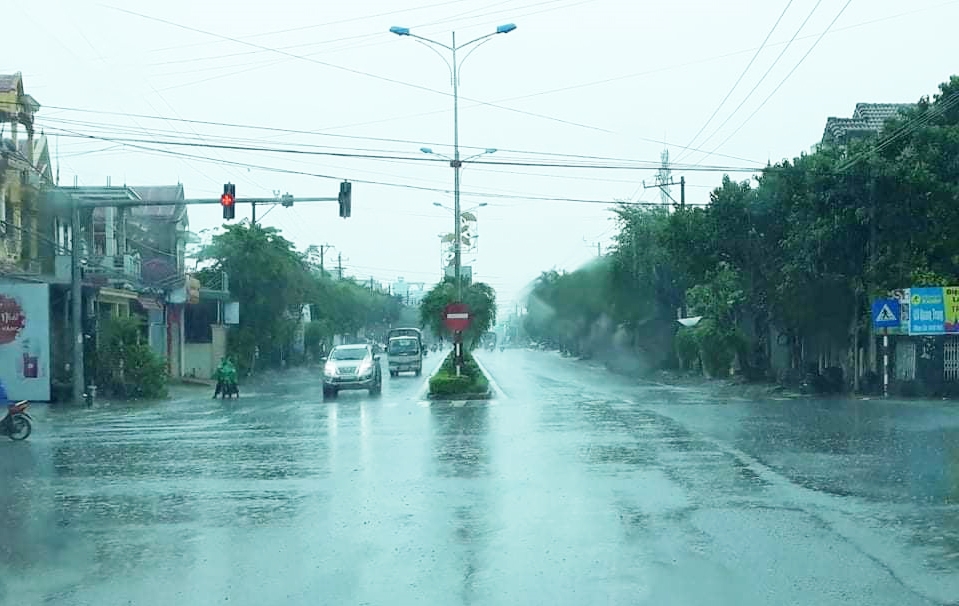 Thị xã Ba Đồn (Quảng Bình) vẫn đang mưa lớn. Nước ở các hồ đập và ruộng đồng đang lên nhanh. (Ảnh chụp lúc 15h ngày 28/10) 