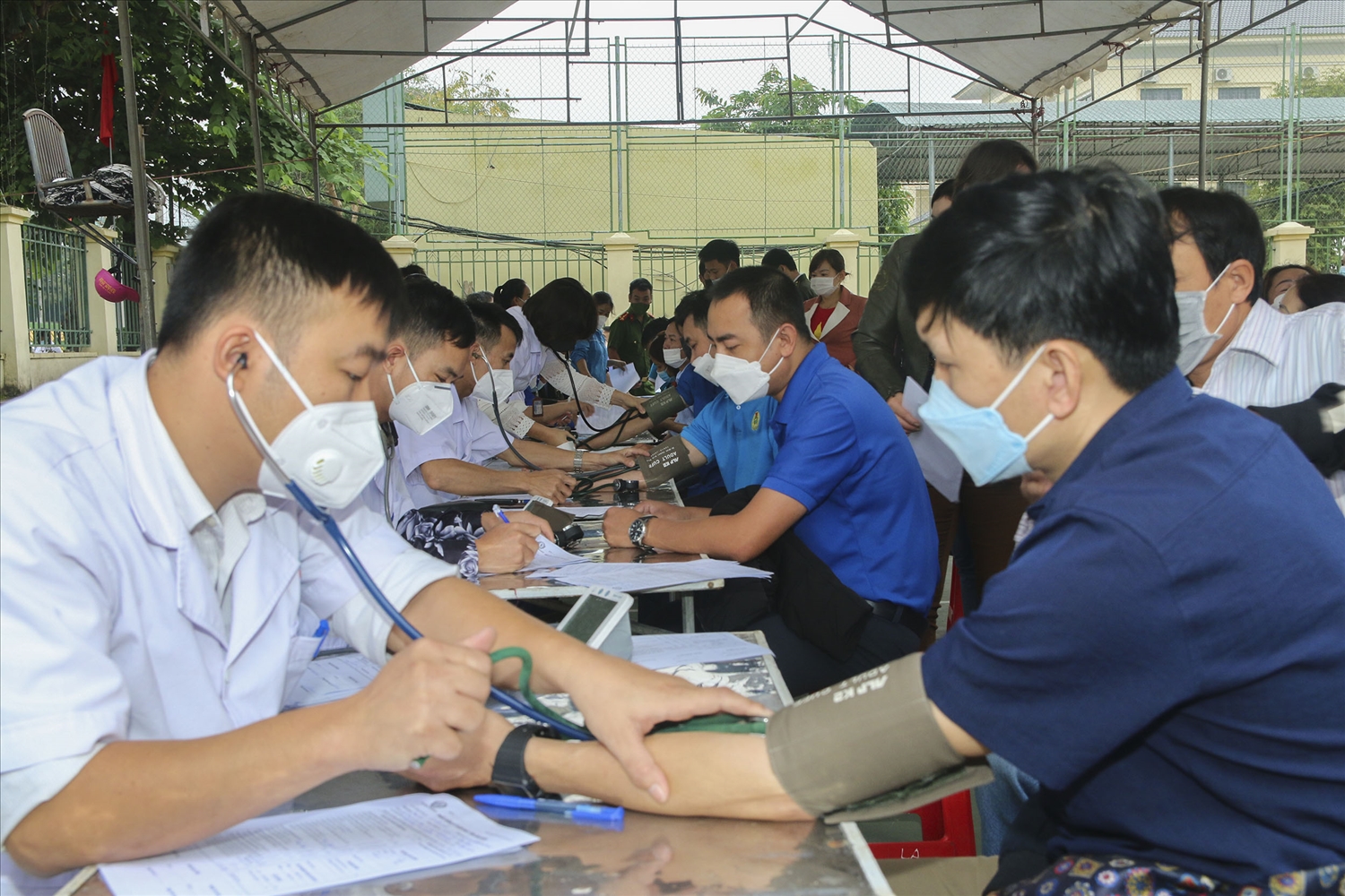 Ngay từ sáng sớm, các tình nguyên viên là đồng bào các DTTS huyện Tương Dương đã có mặt khá đông tại điểm lấy máu (Trong ảnh: Các y, bác sĩ đang khám sàng lọc cho các tình nguyện viên).