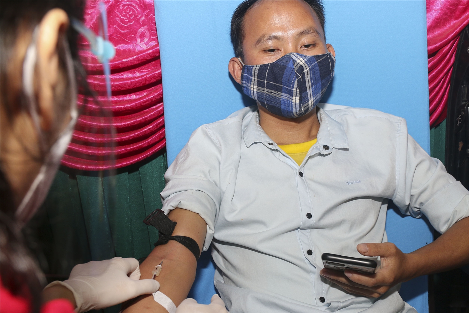Đây là lần thứ 5, anh Và Bá Hạ (dân tộc Mông) ở bản Piêng Coọc, xã biên giới Mai Sơn hiến máu tình nguyện