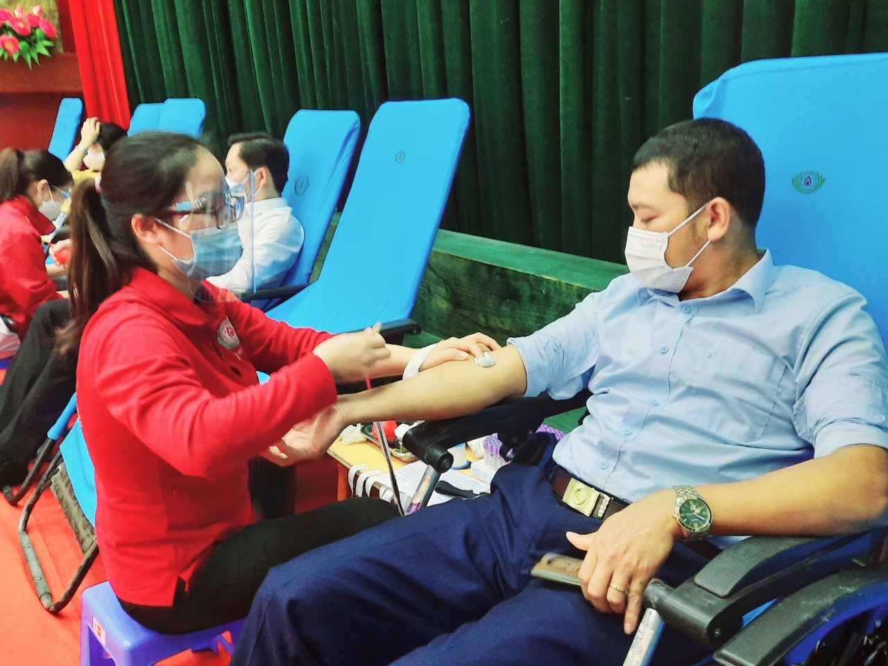 Thầy giáo Nguyễn Đức Sơn, Hiệu trưởng Trường PTDTBT THCS Hữu Khuông tham gia hiến máu tình nguyện