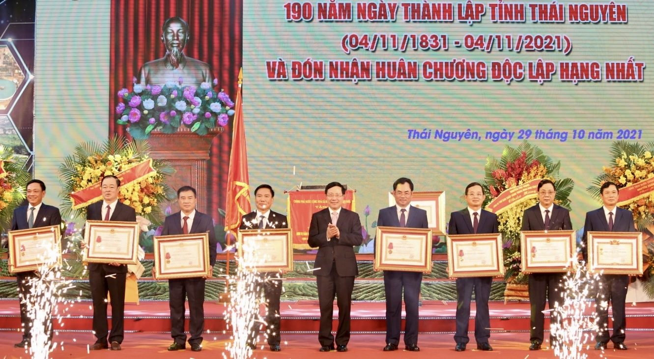 Phó Thủ tướng Thường trực Chính Phạm Bình Minh phủ trao danh hiệu Chiến sĩ thi đua toàn quốc cho các cá nhân của tỉnh Thái Nguyên