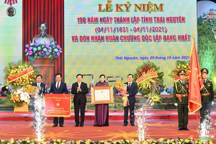 Phó thủ tướng Thường trực Chính phủ Phạm Bình Minh trao Huân chương Độc lập hạng Nhất, Cờ thi đua của Chính phủ tặng Đảng bộ, chính quyền và nhân dân các dân tộc tỉnh Thái Nguyên.