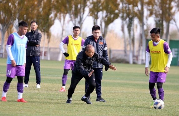 HLV Park Hang Seo uốn nắn từng chút một cho cầu thủ U23 Việt Nam.Ảnh: Nhật Đoàn/VFF