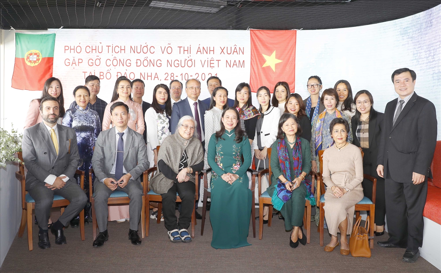 Phó Chủ tịch nước Võ Thị Ánh Xuân và đại diện cộng đồng người Việt tại Bồ Đào Nha. Ảnh: BNG 