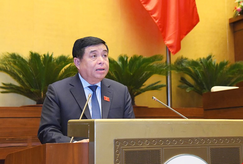 Bộ trưởng Bộ Kế hoạch và Đầu tư Nguyễn Chí Dũng trình bày trước Quốc hội Tờ trình về dự kiến kế hoạch cơ cấu lại nền kinh tế giai đoạn 2021 - 2025