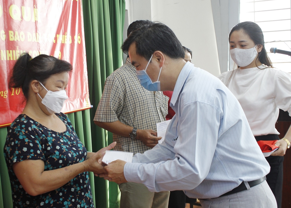 Ông Tăng Phước Lộc, Phó trưởng Ban Dân tộc TP. Hồ Chí Minh trao quà hỗ trợ cho bà con DTTS thuộc diện hộ nghèo bị nhiễm Covi-19 tại phường 2, quận 11