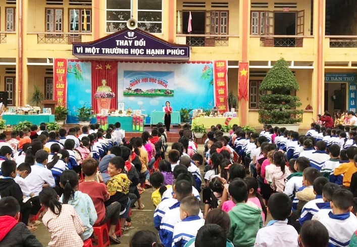 Các em học sinh Trường Tiểu học Phúc Sơn tham dự một buổi học ngoại khóa