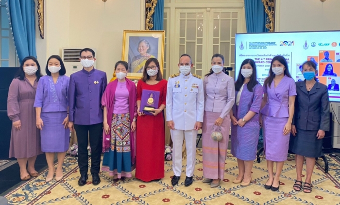Cô giáo Hà Ánh Phượng (mặc áo dài đỏ) vinh dự nhận được Giải thưởng Công chúa Thái Lan lần thứ 4.