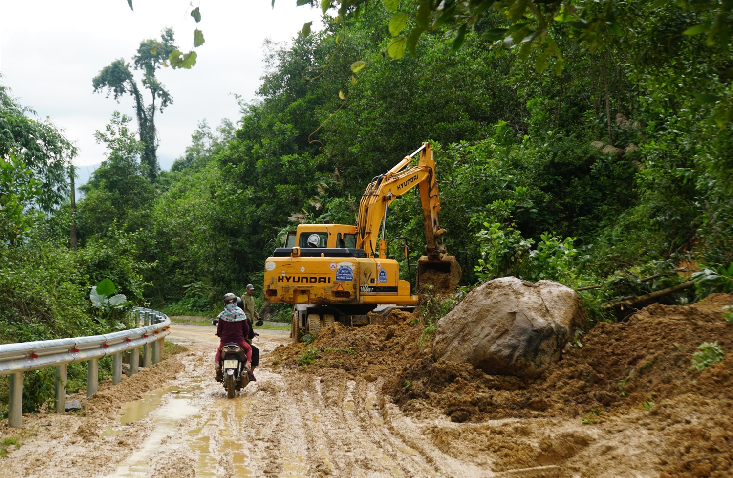 Nhiều tuyến đường ở miền núi Quảng Ngãi bị sạt lở do mưa bão