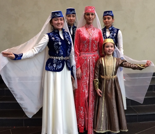 Những cô gái người Tatar trong trang phục dân tộc tinh tế