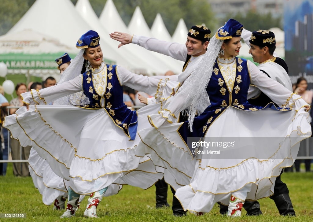 Người dân Tatars cùng điệu nhảy truyền thống trong lễ hội