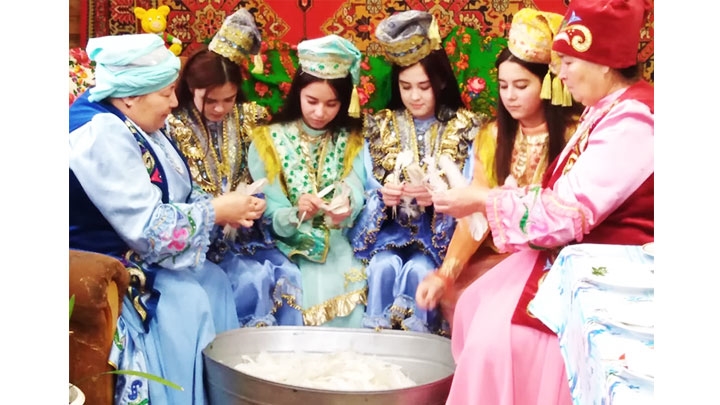 Phụ nữ Tatars cùng vặt lông ngỗng chuẩn bị cho lễ hội