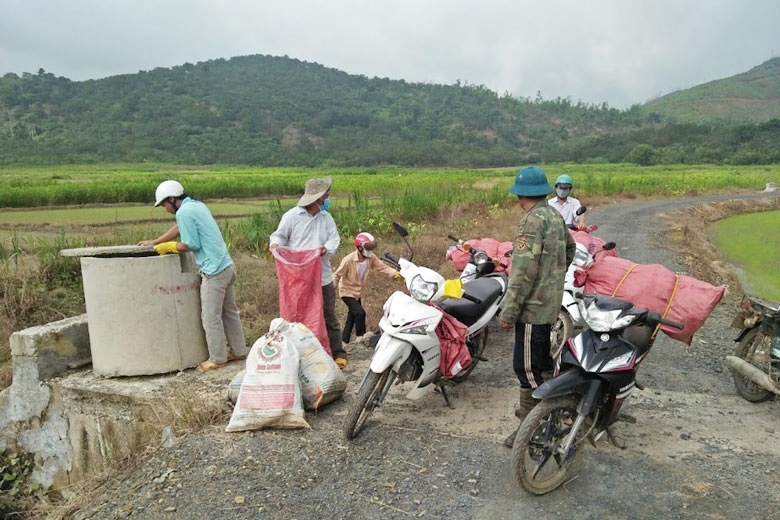 Nông dân xã Triệu Hải tham gia thu gom bao bì thuốc BVTV trên đồng ruộng
